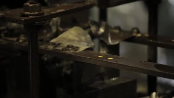 Λύγισμα μετάλλου, κομμάτι του μετάλλου είναι λυγισμένα από ένα μηχάνημα. Σερβίτσια μεταλλικά κατασκευής, λαβή από κούπα — Αρχείο Βίντεο