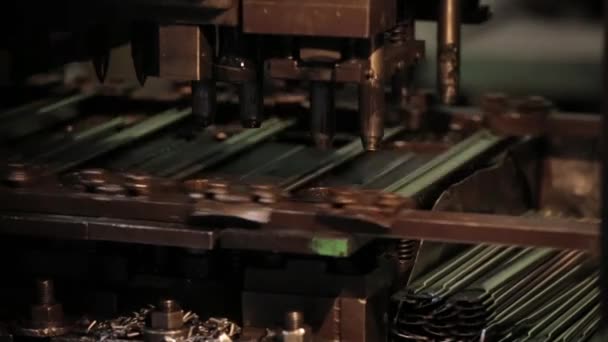 Beim Biegen von Metall wird ein Stück Metall von einer Maschine gebogen. Herstellung von Metallgeschirr, Metallgeschirr — Stockvideo