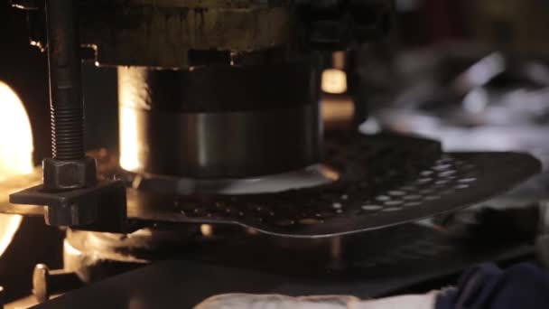 Pliage Métal, morceau de métal est plié par une machine. Fabrication de vaisselle en métal, morceau de morceau 