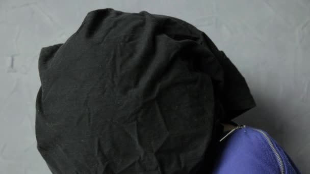Bang meisje zwarte doek zak op haar hoofd en geknevelde zit op de vloer. ontvoering en geweld — Stockvideo