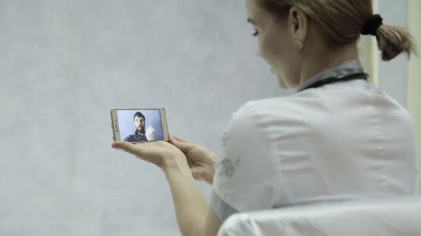 Consultations médicales en ligne. mâle patient vidéo bavarder avec médecin au téléphone — Video