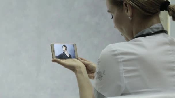 On-line lékařské konzultace. mužských pacientů video chatování s lékaři na telefonu — Stock video