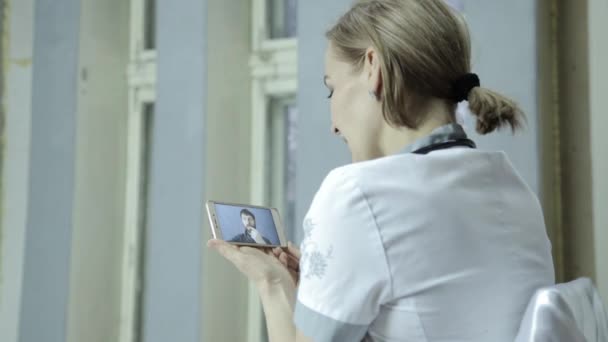 Online-Arztbesuche. männliche Patient Video-Chat mit Arzt am Telefon — Stockvideo