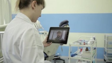 Diş hekimi on-line istişareler. erkek üst düzey hasta görüntülü doktor pc tablet ile sohbet