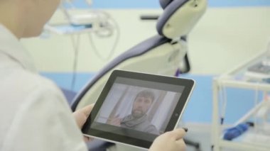 On-line tıbbi danışmanlık. erkek üst düzey hasta görüntülü doktor pc tablet ile sohbet