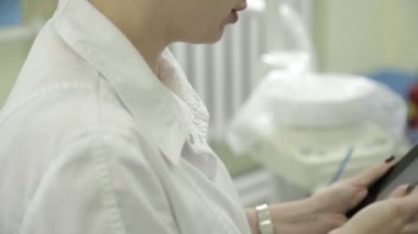 On-line tıbbi sohbet. erkek üst düzey hasta video doktor istişareler pc tablet üzerinde olması