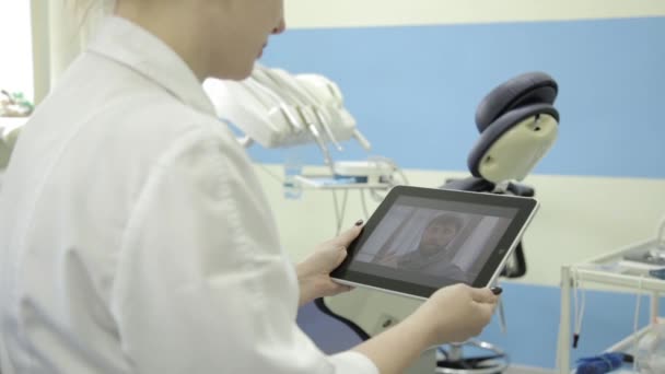 Manlig patient video chatta med läkare på pc tablet. On-line medicinska konsultationer. — Stockvideo