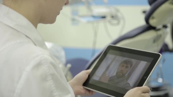 On-line tıbbi sohbet. erkek üst düzey hasta video doktor istişareler pc tablet üzerinde olması — Stok video