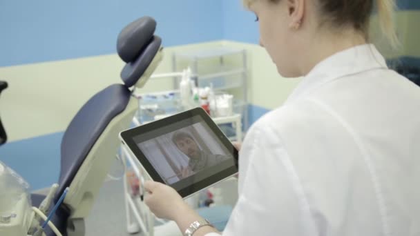 Starszych pacjentów wideo rozmowy z dentysta na pc tablet. Konsultacje medyczne on-line. — Wideo stockowe