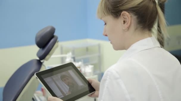 On-line tıbbi danışmanlık. erkek üst düzey hasta görüntülü doktor pc tablet ile sohbet — Stok video
