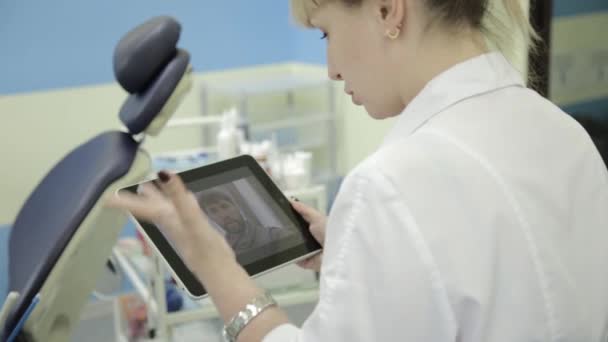 高级的病人视频聊天与 pc 平板电脑的牙科医生。网上医疗咨询. — 图库视频影像