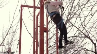 Genç genç dağcı kolye günlük köprü ile yüksek halatlar sahası aşırı Park yürür