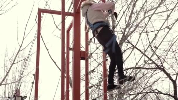 Jugendlicher Kletterer spaziert über Hängebrücke im Hochseilgarten im Extrempark — Stockvideo
