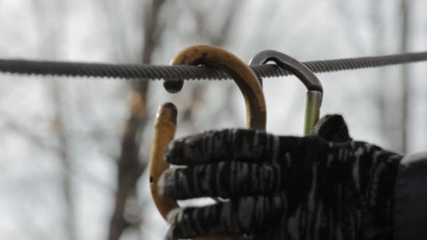 Close-up van klimmen karabijn op hoge touwen cursus in extreme park. — Stockvideo