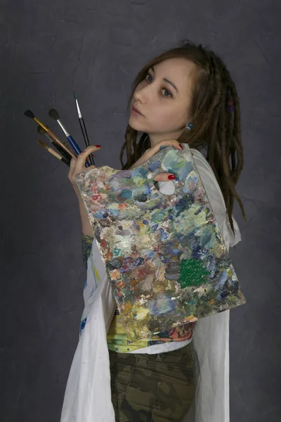 Atraktivní mladá žena umělec drží štětce a palety, začne čerpat nový nátěr — Stock fotografie