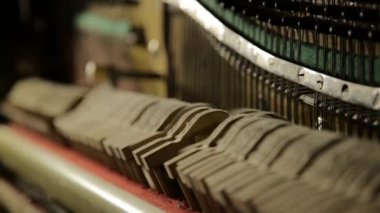 Piyano piyano, çekiç ve anahtar iç yapı içinde.