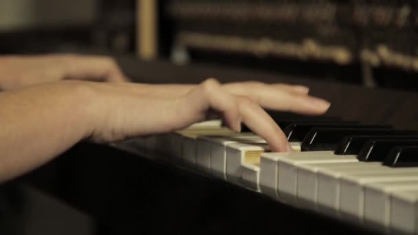Primer plano manos femeninas tocando el piano en una oscuridad — Vídeo de stock