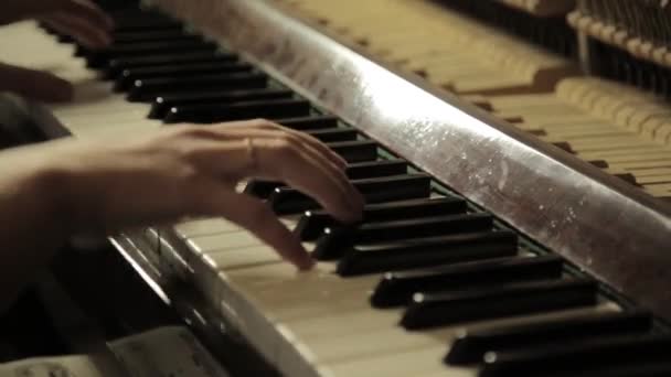 Close-up mãos femininas tocando piano em um escuro — Vídeo de Stock