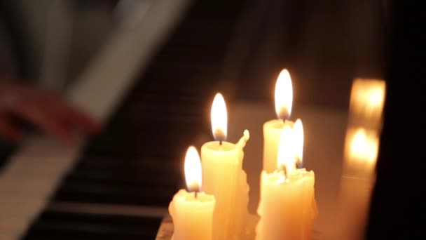 Primo piano mani femminili che suonano il pianoforte su un buio a lume di candela — Video Stock