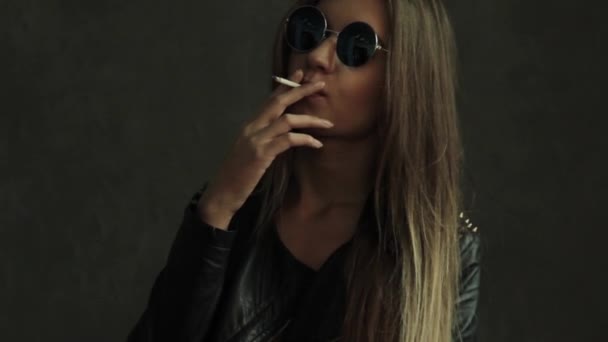 Hermosa mujer joven sexy fumador, chica fumando cigarrillo en el estudio. Entre bastidores foto corta — Vídeos de Stock