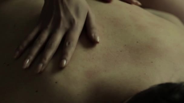 Le femmine ritoccano i maschi. Vista parziale di mani di donne che accarezzano un uomo nuda indietro . — Video Stock