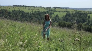 genç kız girlfrend doğada bir yeşil çimenlerin üzerinde iplik