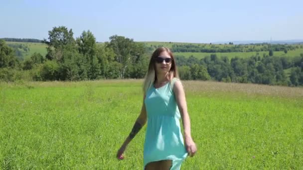 Chica joven girando sobre una hierba verde, girlfrend en la naturaleza — Vídeos de Stock