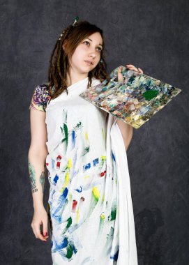 kadın boya sanatçı bir şövale ve boyalar bir tuval üzerine poz tasvir bir Düşler