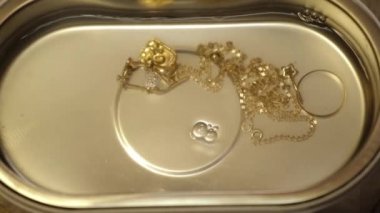 Takı ultrason banyo tarafından temizlik