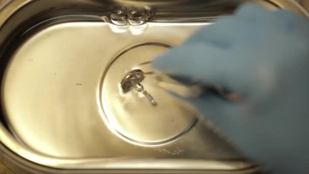 Чистка ювелирных изделий ультразвуковой ванной — стоковое видео