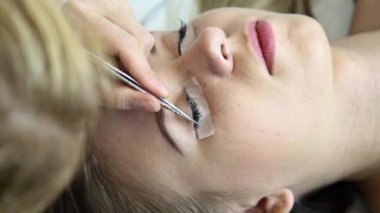 Güzel genç kadın ile kirpik uzatma. Kadın gözü ile uzun kirpiklerini. Şevval Özçelik Güzellik kirpik uzatma genç kadın Güzellik Salonu