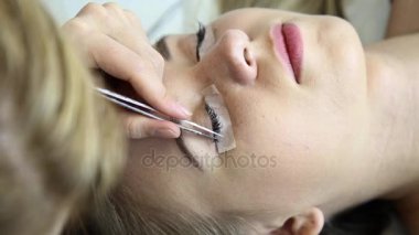 Güzel genç kadın ile kirpik uzatma. Kadın gözü ile uzun kirpiklerini. Şevval Özçelik Güzellik kirpik uzatma genç kadın Güzellik Salonu