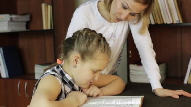 Uttråkad flicka vägrar att göra läxor, ledsen mamma och dotter ha konflikt — Stockvideo