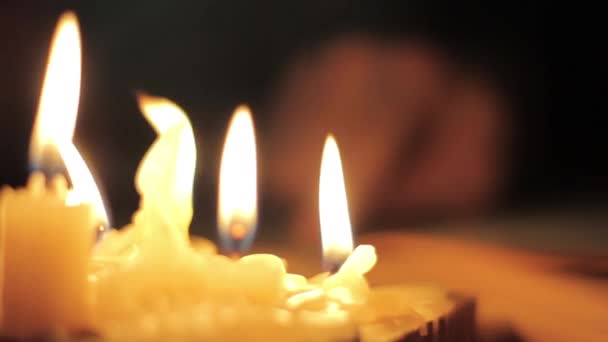 Mönch beim Lesen und Berühren eines alten Buches. Mann pustet Kerzen aus — Stockvideo