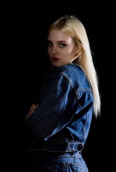 Foto studio di moda di giovane donna in giacca danim su sfondo scuro — Foto Stock