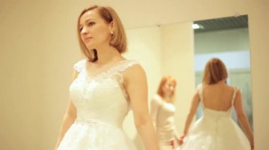 tezgâhtar güzel gelin oda uygun ın gelin boutique gelinlikle üzerinde çalışıyorum için yardım