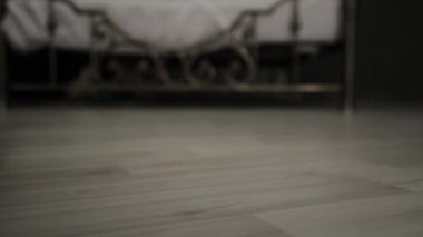 ilk gerdek gecesi. Gelin bir yatağa geliyor, Ayakkabı ve dantel elbise kaldırır. yakın çekim genç kadın bacakları.