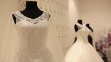 Gelinlik ile kukla close-up, tezgâhtar hazırlanıyor bir gelin boutique Satılık gelinlik