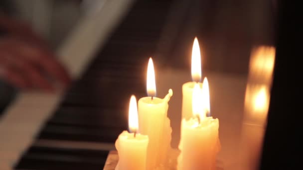 Toca piano. mãos femininas tocando piano de luz de vela. Dedos no piano . — Vídeo de Stock