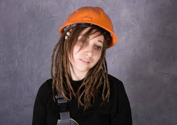 Girl in safety helmet orange vest holding hammer tool — Stock Photo, Image