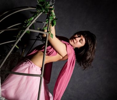 metal salıncakta sallanan bir pembe etek seksi zerafet kız. Zincirler için dayanıyoruz