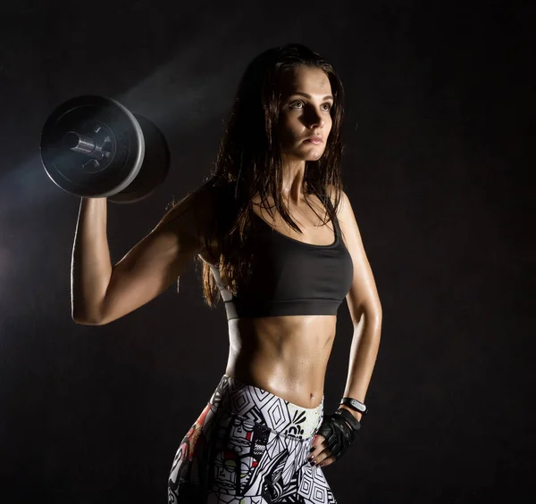 어두운 배경에 멍멍 이 있는 건강 한 섹시 한 소녀. 운동을 하는 운동 선수 — 스톡 사진