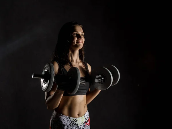 어두운 배경에 멍멍 이 있는 건강 한 섹시 한 소녀. 운동을 하는 운동 선수 — 스톡 사진