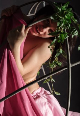 metal salıncakta sallanan bir pembe etek seksi zerafet kız. Zincirler için dayanıyoruz