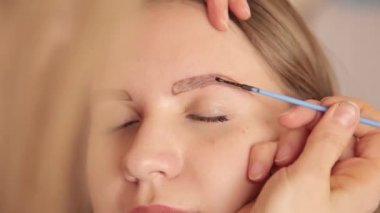 İstemci kına ile kaşları çizim profesyonel makyaj sanatçısı
