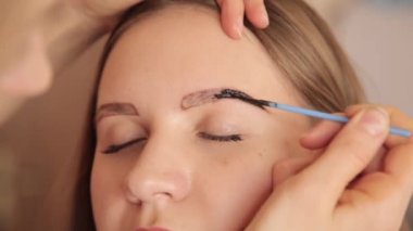 İstemci kına ile kaşları çizim profesyonel makyaj sanatçısı