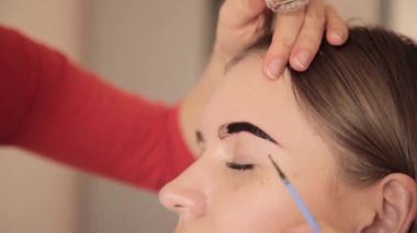 İstemci kına ile kaşları çizim profesyonel makyaj sanatçısı