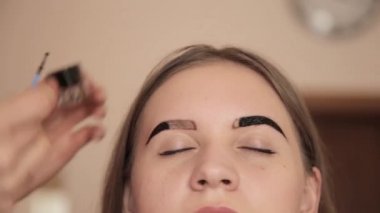 İstemci kına ile kaşları çizim profesyonel makyaj sanatçısı
