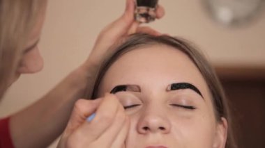 İstemci kına ile kaşları çizim profesyonel makyaj sanatçısı
