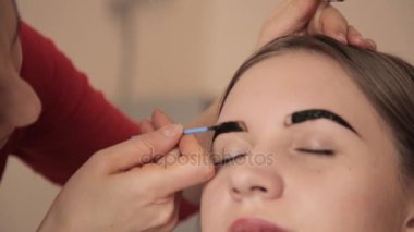 İstemci kına ile kaşları çizim profesyonel makyaj sanatçısı